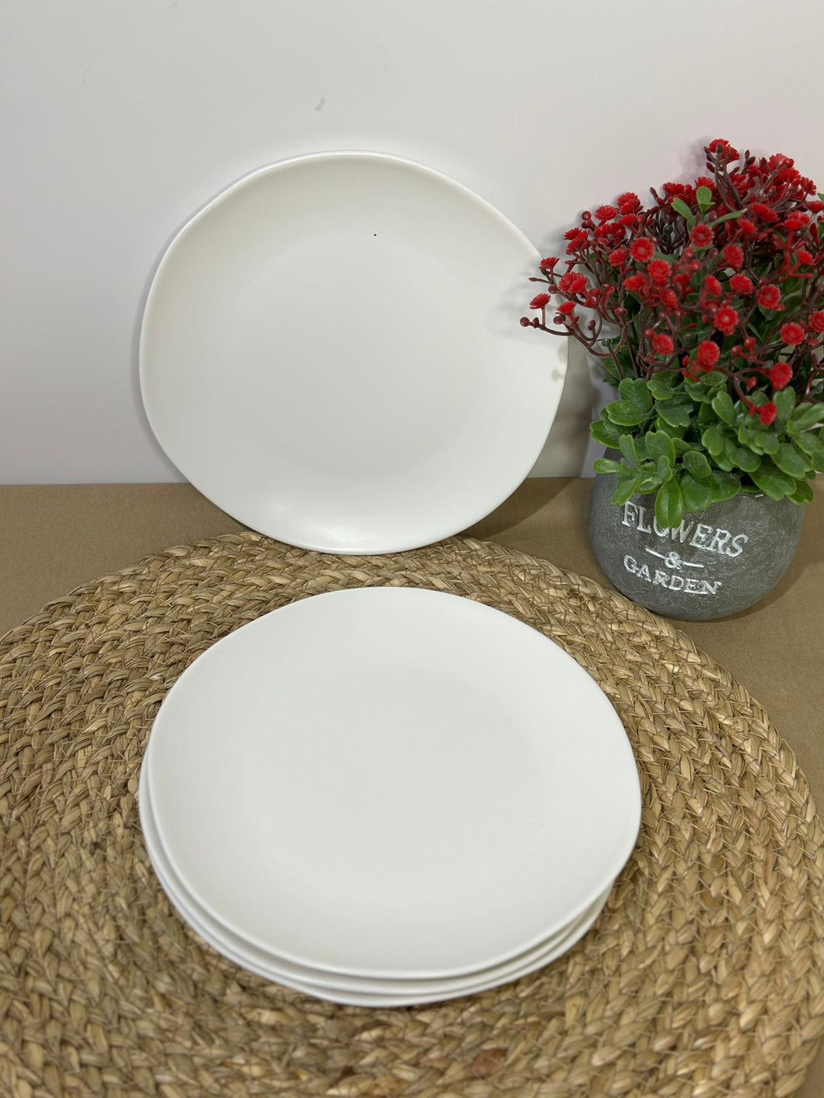Luxury and stylish medium white Porcelain cake plate - Diqqawi Plates