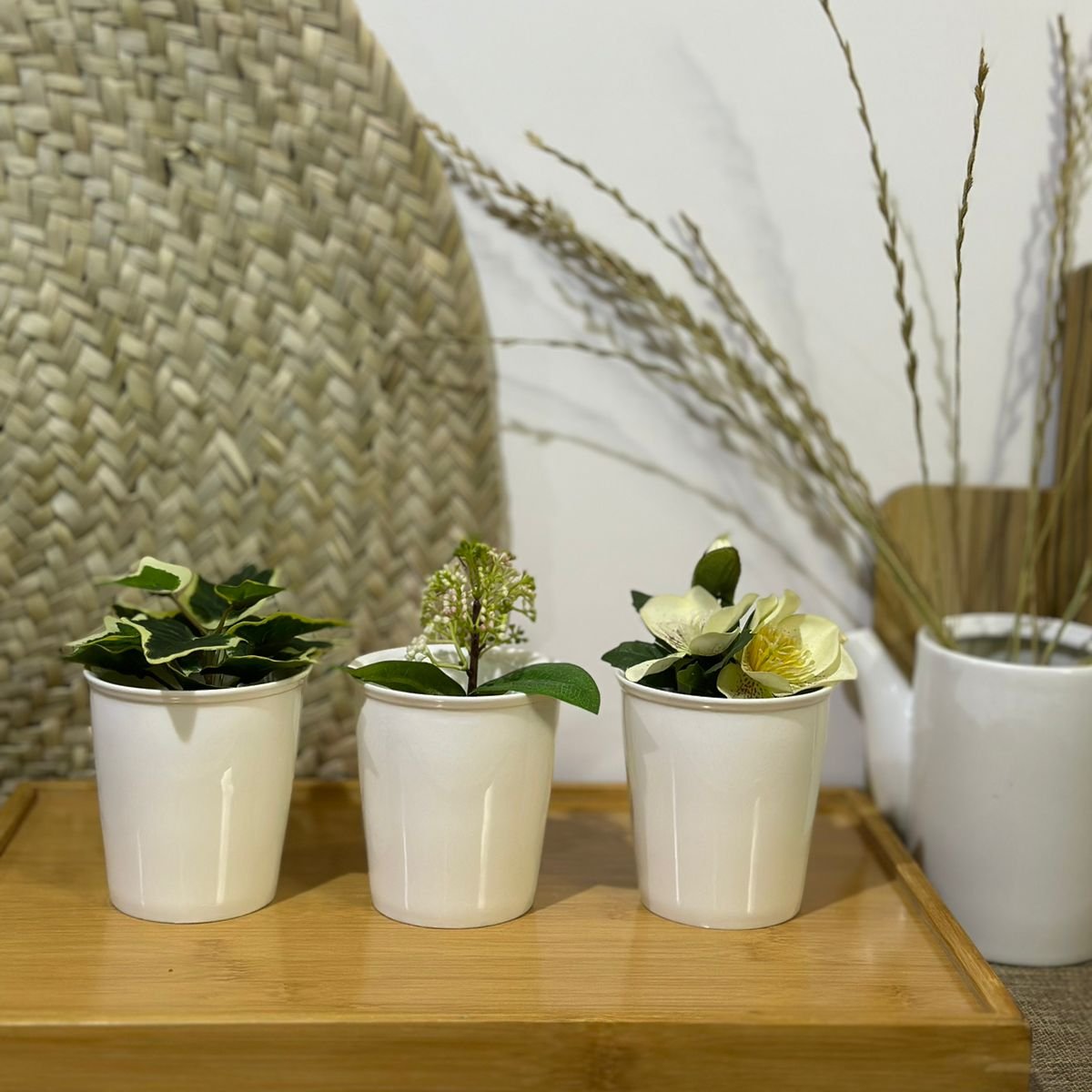 Medium porcelain vase for multiple purpose - Diqqawi Plates