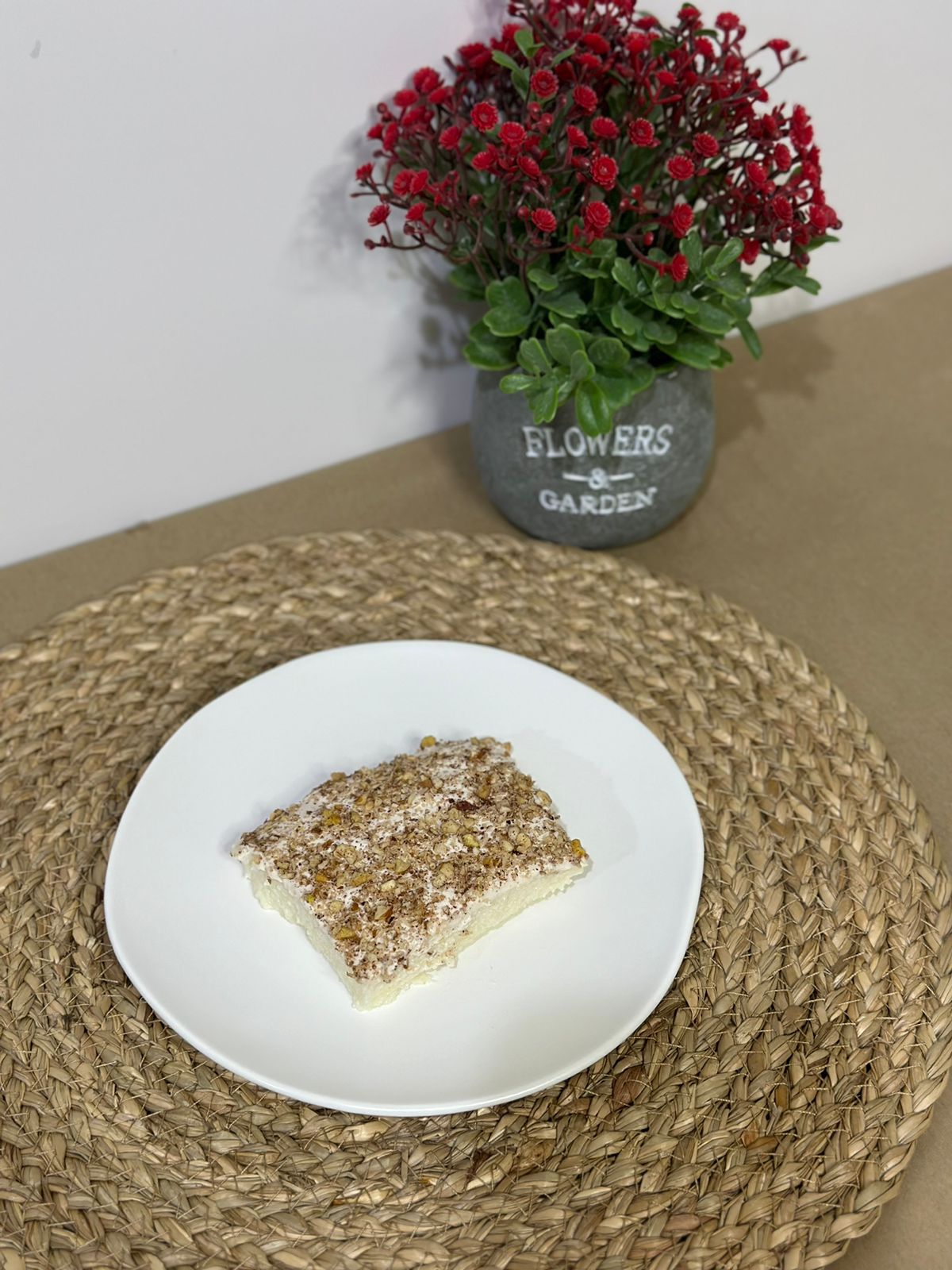 Luxury and stylish medium white Porcelain cake plate - Diqqawi Plates